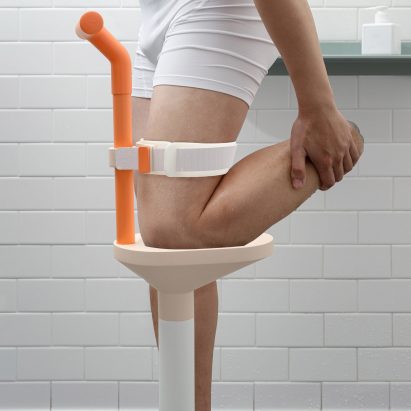 Below-knee amputee in a Lytra shower leg prosthesis by Harry Teng