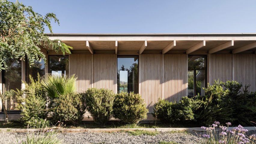 MasFernandez Arquitectura tops Chilean home with triangular skylight