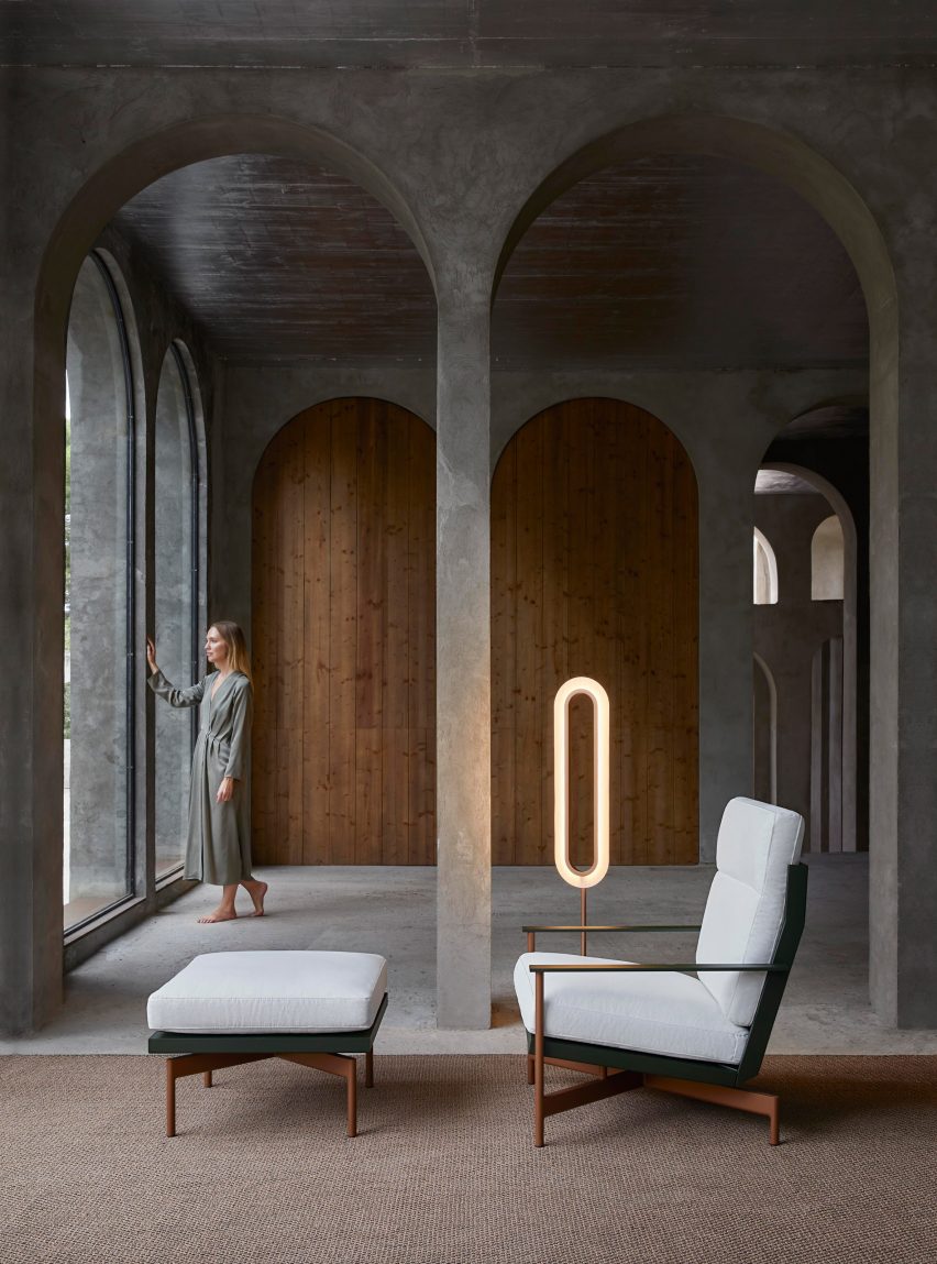 Onde club armchair with matching pouf