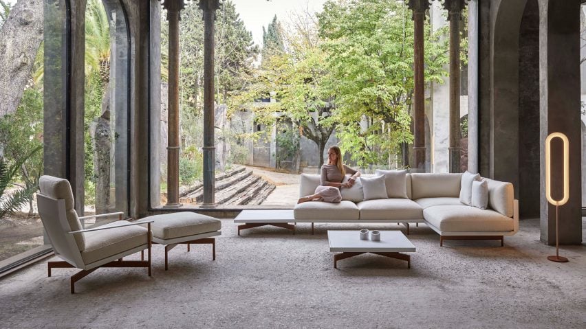 Onde club armchair with matching pouf by Luca Nichetto for Gandia Blasco next to a woman on a sofa