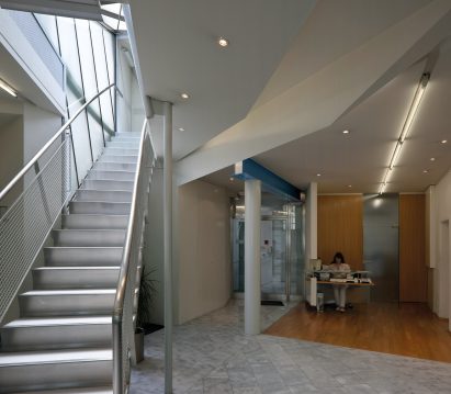 Reception in Rooftop remodeling Falkestrasse by Coop Himmelblau