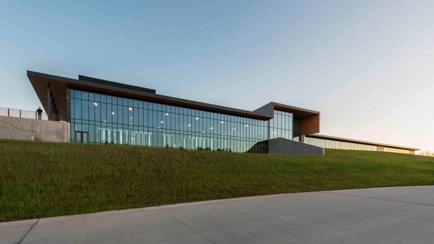 Perkins&Will completes Singing Hills recreation facility in Dallas
