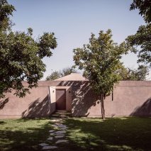 Práctica Arquitectura uses single material for holiday home near Monterrey