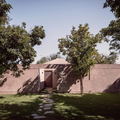 Práctica Arquitectura uses single material for holiday home near Monterrey