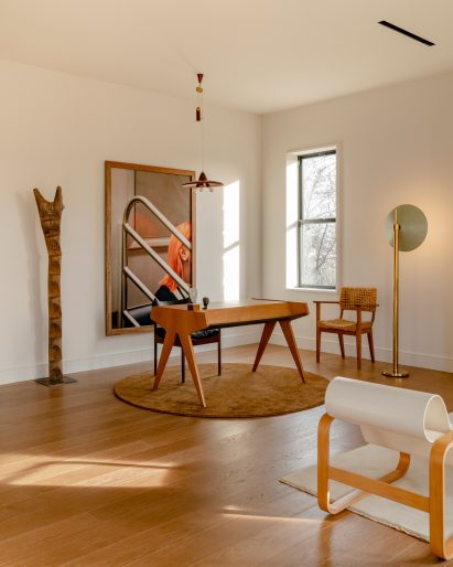A beige room with a desk by Rawan Muqqaddas