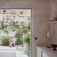 Garden and kitchen of Reighton Road house by Daytrip