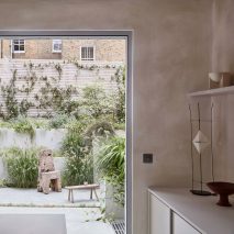 Garden and kitchen of Reighton Road house by Daytrip