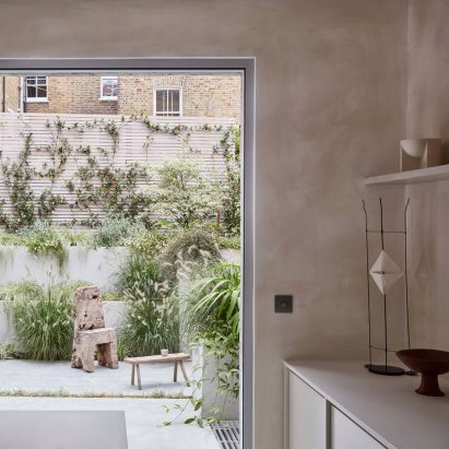 Garden and kitchen of Reighton Road house by Daytrip
