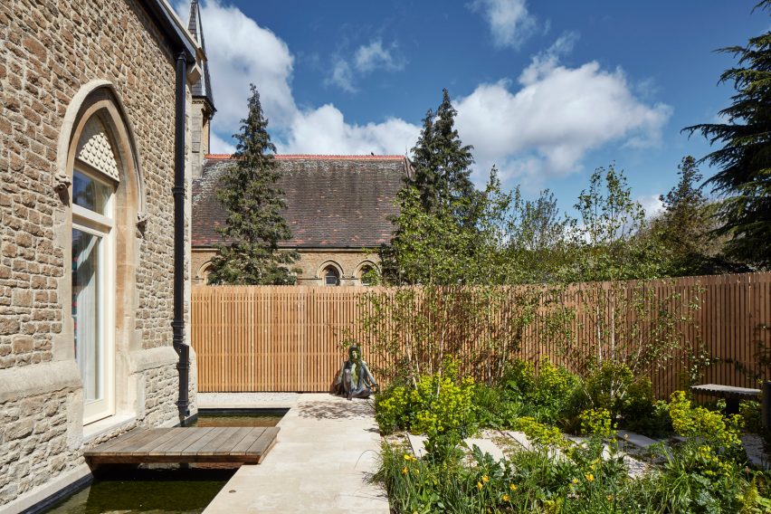 Garden of The Lodge by Simon Gill Architects