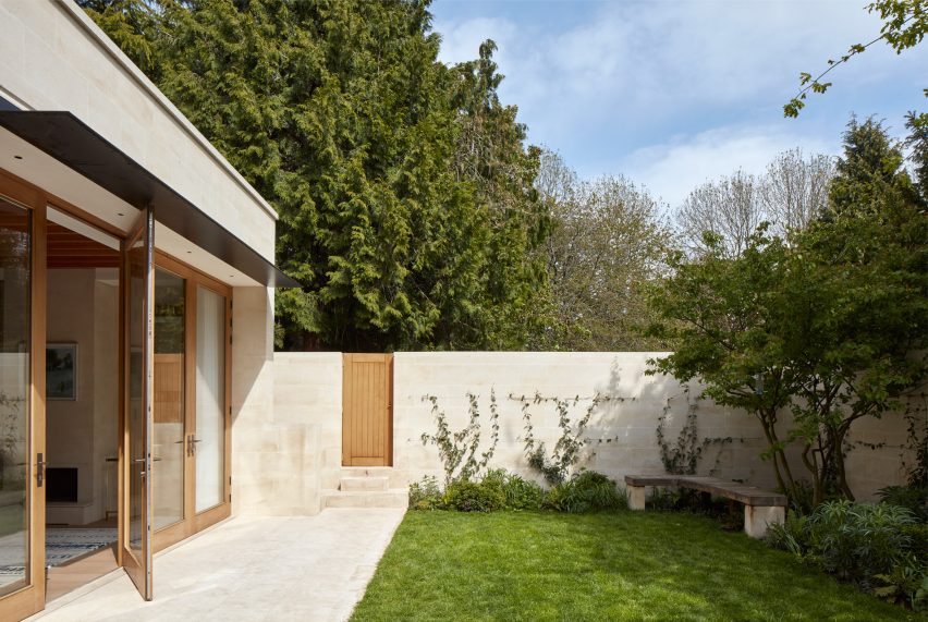 Courtyard of London house