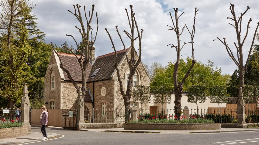 House at entrance to Fulham cemetery