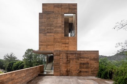 Board form pigmented concrete