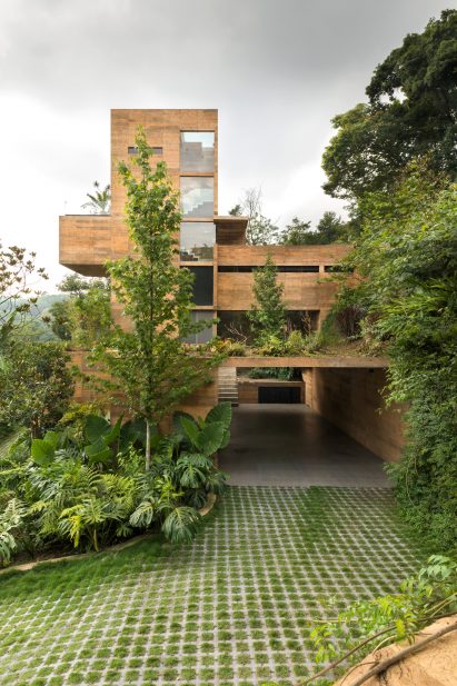 Concrete apartment in Veracruz with foilage