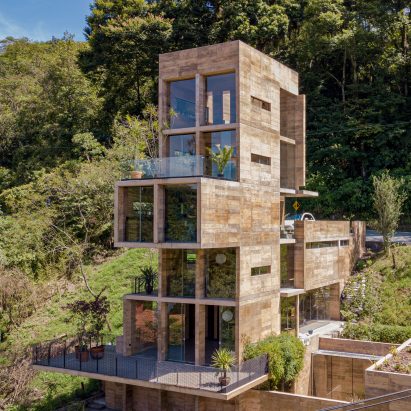 Rafael Pardo creates towering Zoncuantla Apartments from pigmented concrete
