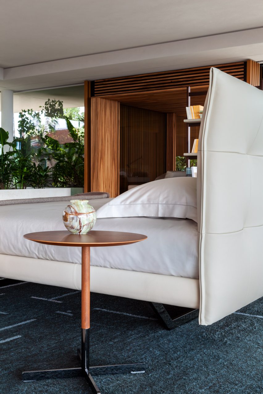 Quilted headboard of Aurora Tre bed