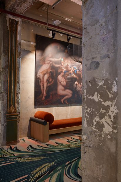 Velvet chaise longue in front of painting in La Folie Douce Hôtel Chamonix