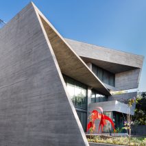 Image of an angular cantilevered roof at Beton Brut