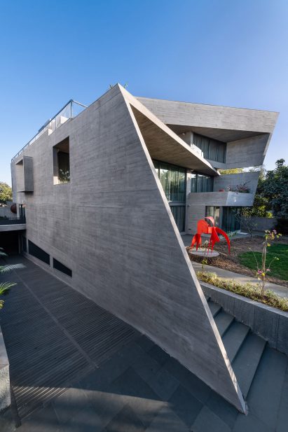 Image of the angular exterior of Beton Brut