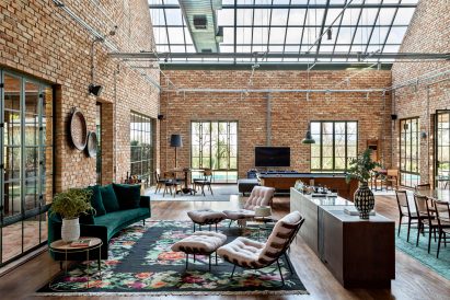Estúdio Penha living room brick with skylight