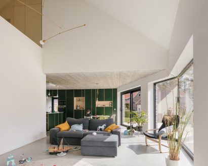 Open-plan kitchen and living room by DéDal Architectes