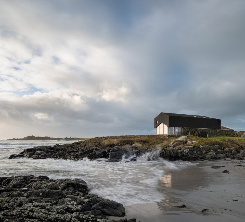 Mannal House is a home in Scotland that was designed by Denizen Works