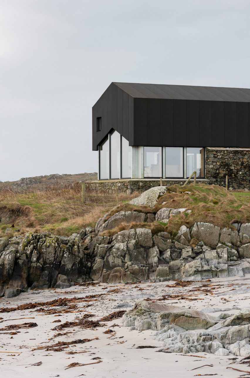 Mannal House is a home in Scotland that was designed by Denizen Works