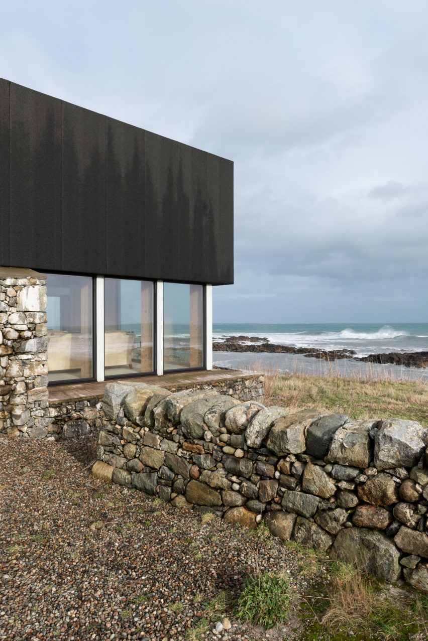 Mannal House is a home in Scotland that was designed by Denizen Works