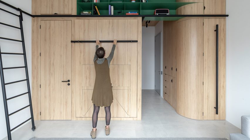Doméstico uses “habitable artifact” to organize micro apartment in Quito