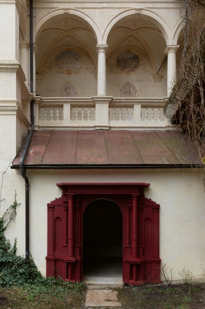 Passage polymer-coated polystyrene door frame by Tuomas Markunpoika in the courtyard of Schloss Hollenegg