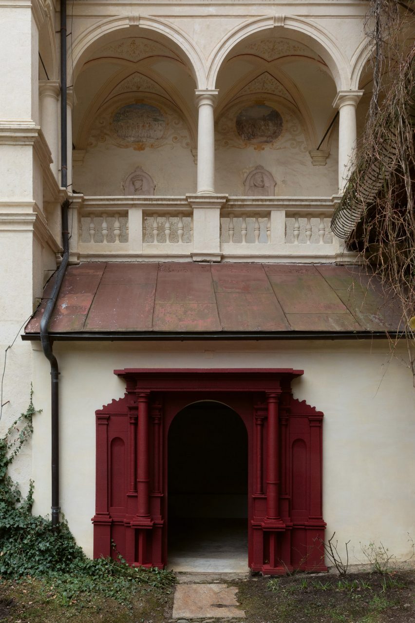 Passage polymer-coated polystyrene door frame by Tuomas Markunpoika in the courtyard of Schloss Hollenegg