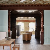 Kitchen and dining table set up in Garde Hvalsøe showroom in Aarhus by Bunn Studio