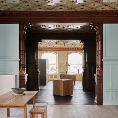 Kitchen and dining table set up in Garde Hvalsøe showroom in Aarhus by Bunn Studio