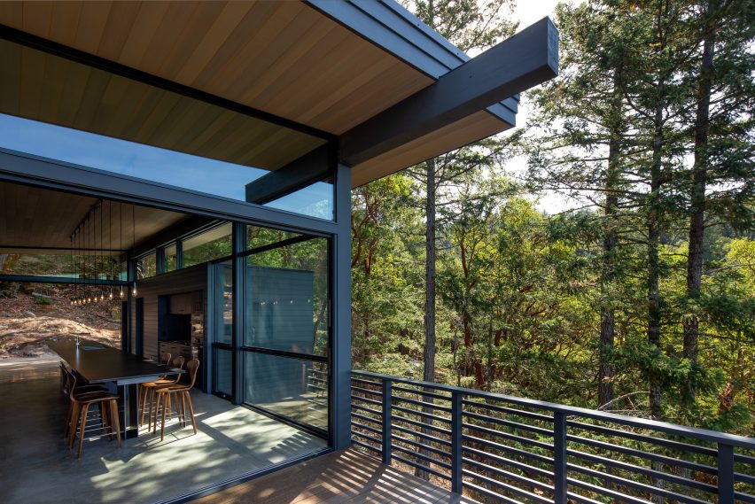 The Buck Mountain Cabin is a holiday home in Washington that was designed by Heliotrope