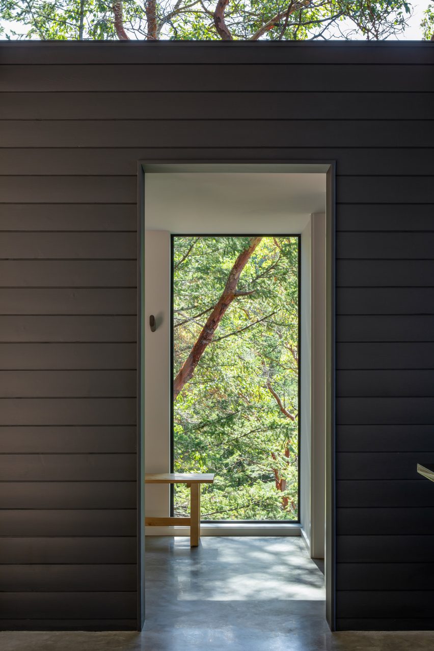 The Buck Mountain Cabin is a holiday home in Washington that was designed by Heliotrope