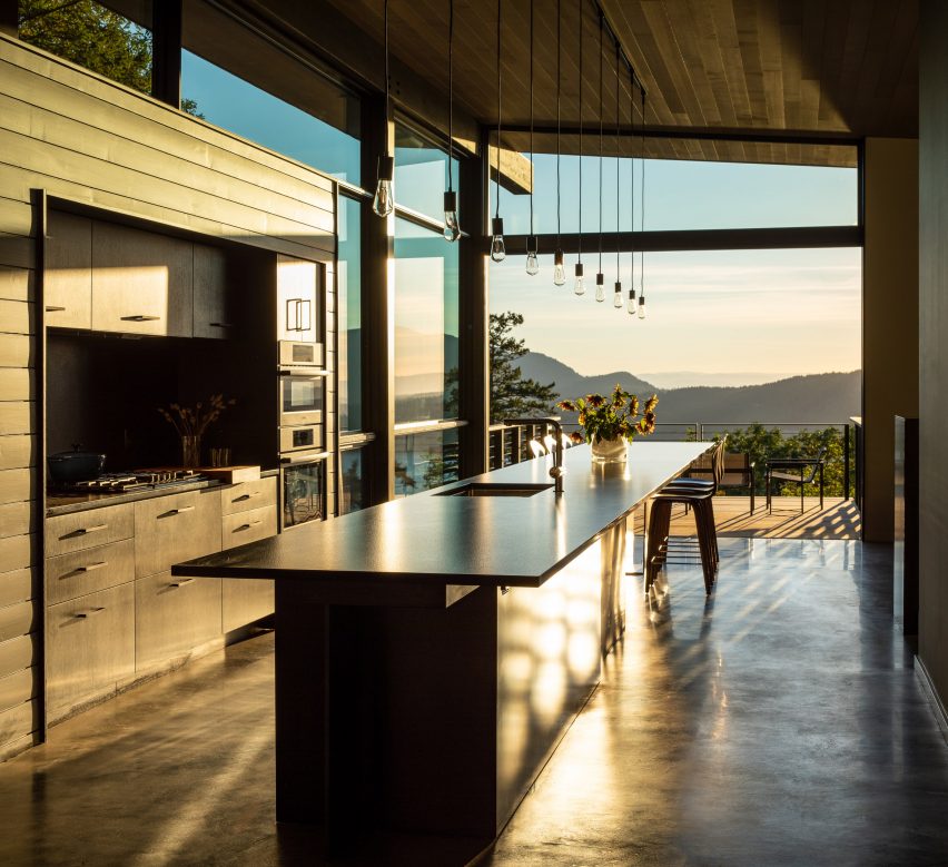 The Buck Mountain Cabin is a holiday home in Washington that was designed by Heliotrope