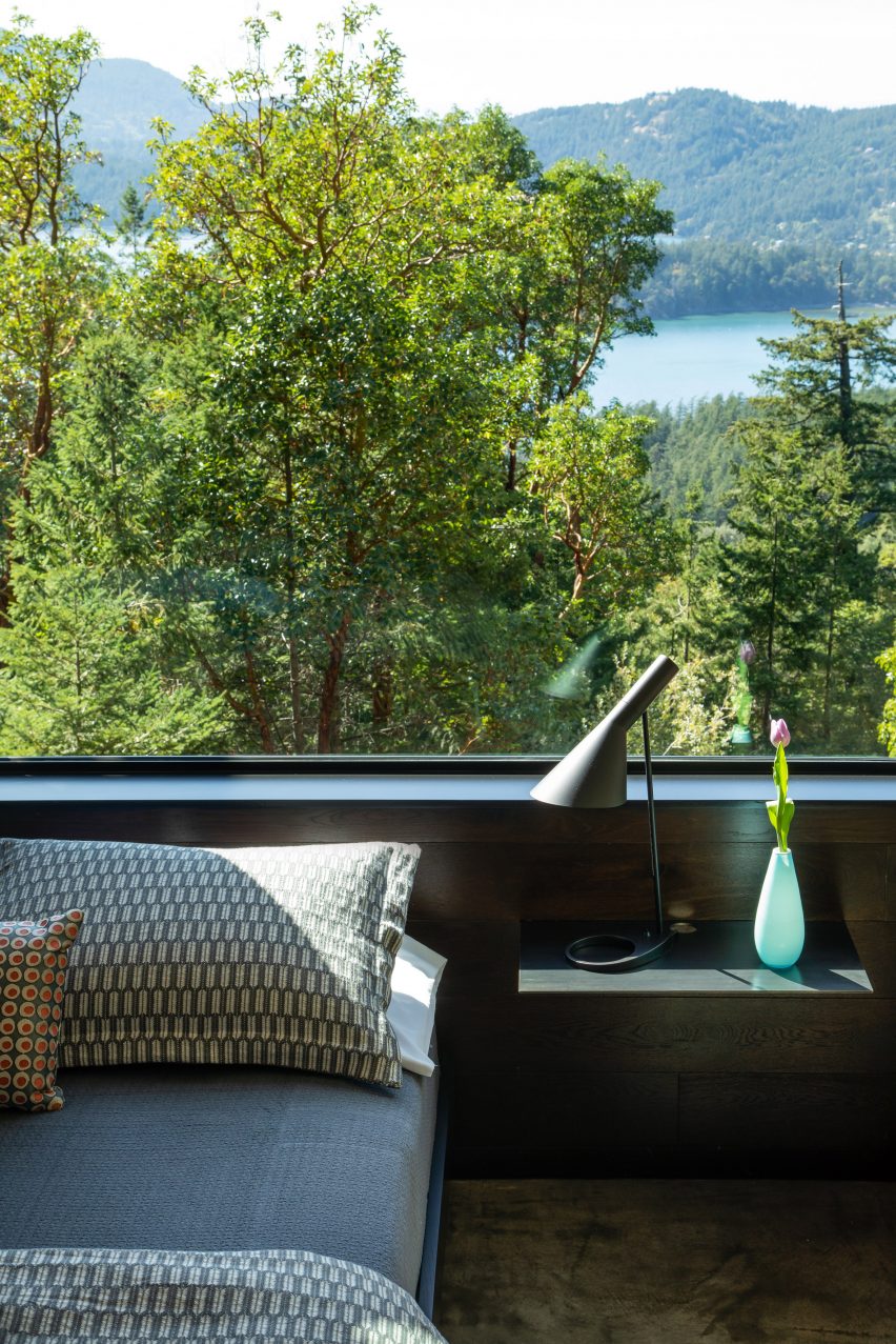 The Buck Mountain Cabin is a holiday home in Washington that was designed by Heliotrope