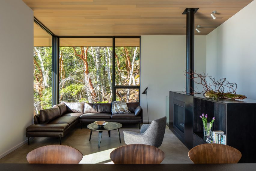 The Buck Mountain Cabin is a holiday home in Washington that was designed by Heliotrope