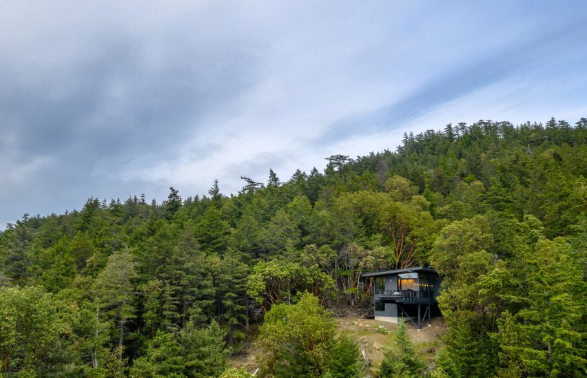 The Buck Mountain Cabin is a holiday home in Washington that was designed by Heliotrope