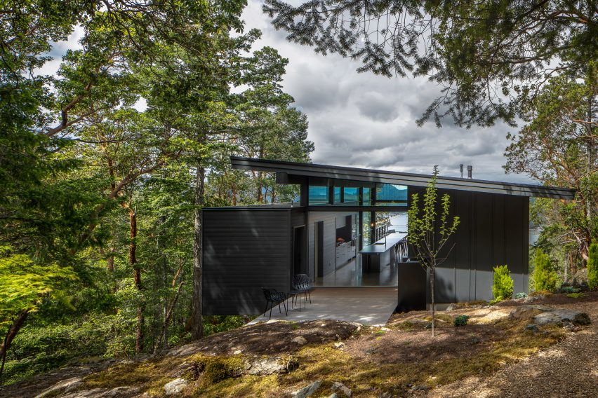 The Buck Mountain Cabin is a holiday home in Washington that was designed by Heliotrope
