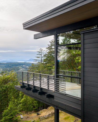 Image of the exterior of the cabin and its terrace