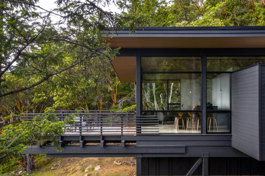 The Buck Mountain Cabin is a holiday home in Washington that was designed by Heliotrope