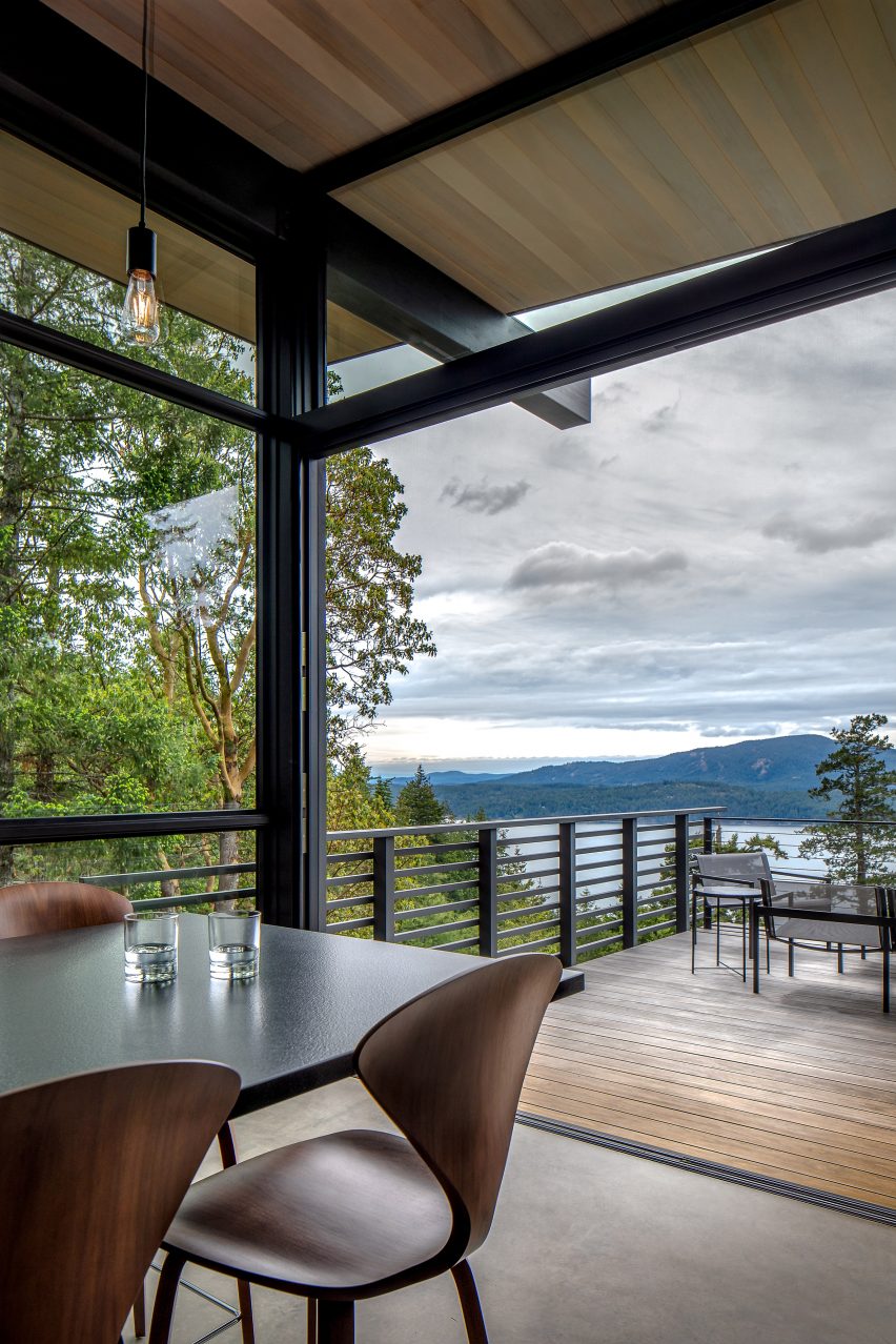 The Buck Mountain Cabin is a holiday home in Washington that was designed by Heliotrope