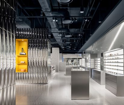 Mirrored display cases in South Korean mall by Burdifilek