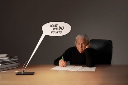 Portrait of Ingo Maurer with a graphic speech bubble table light