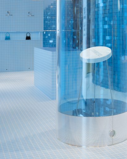 Image of an oversized glass of water with a fizzing Jacquemus-branded tablet at Le Bleu