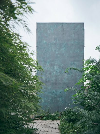 Image of the side of KAPPA House between shrubbery