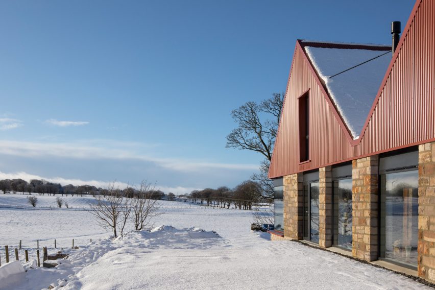 Ceangal House is a home in Scotland that was designed by Loader Monteith