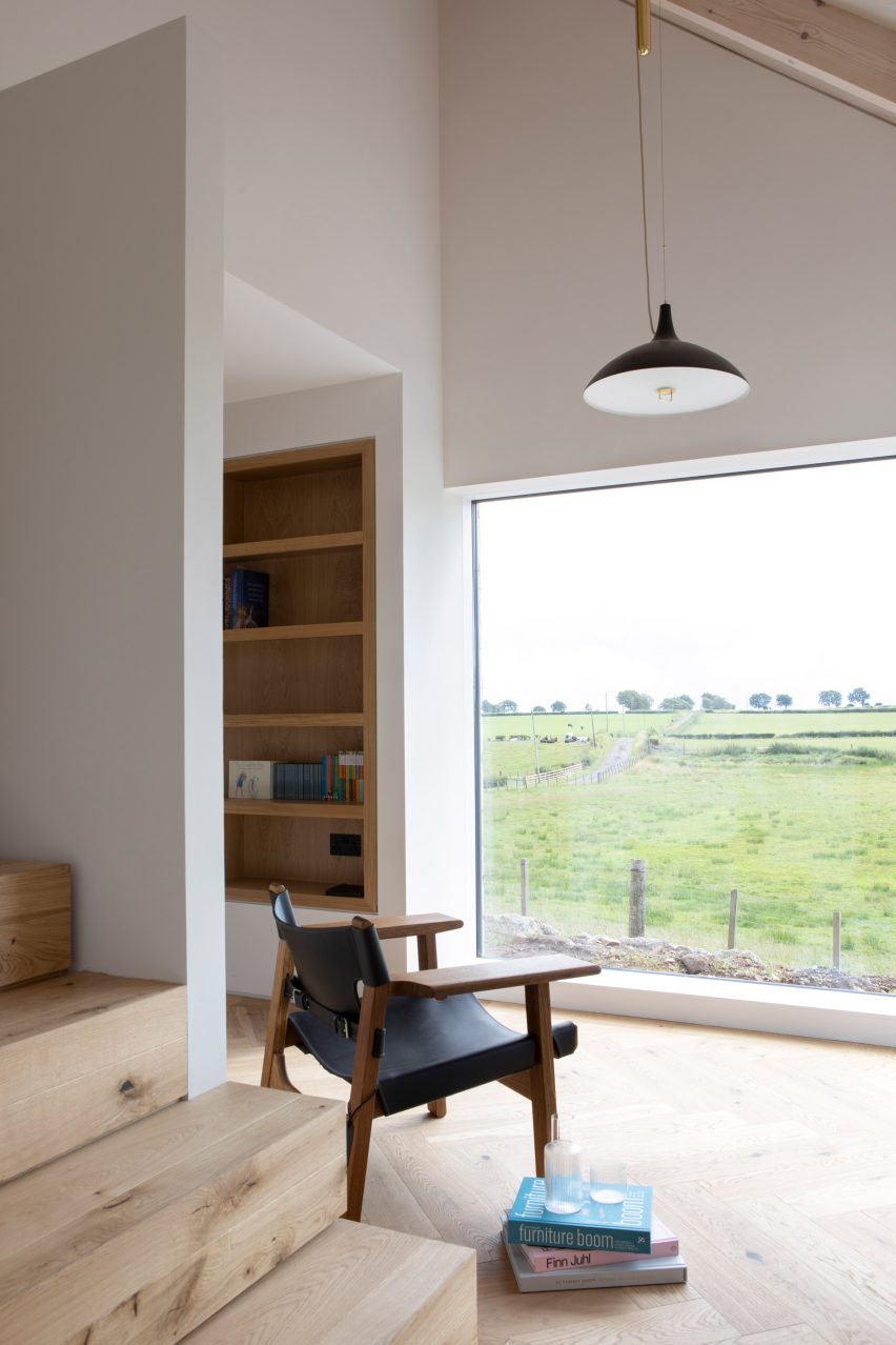 Ceangal House is a home in Scotland that was designed by Loader Monteith