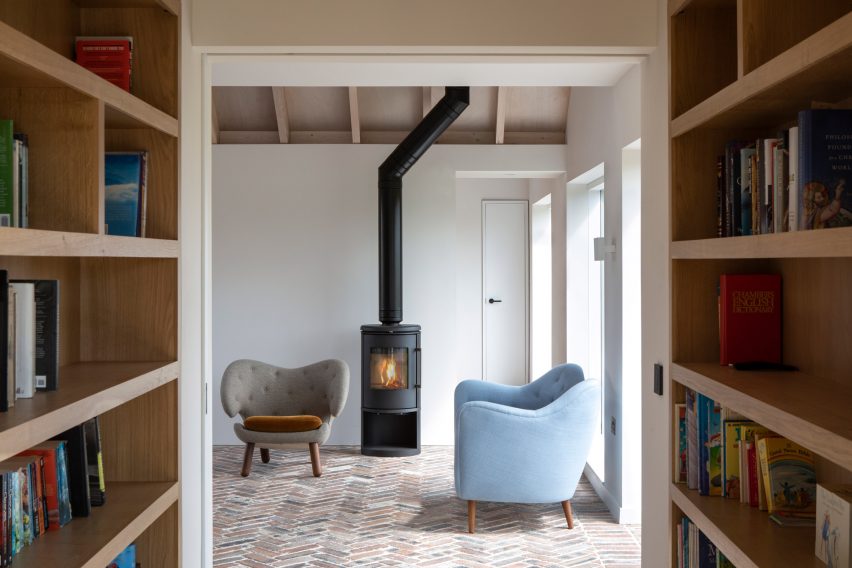 Ceangal House is a home in Scotland that was designed by Loader Monteith