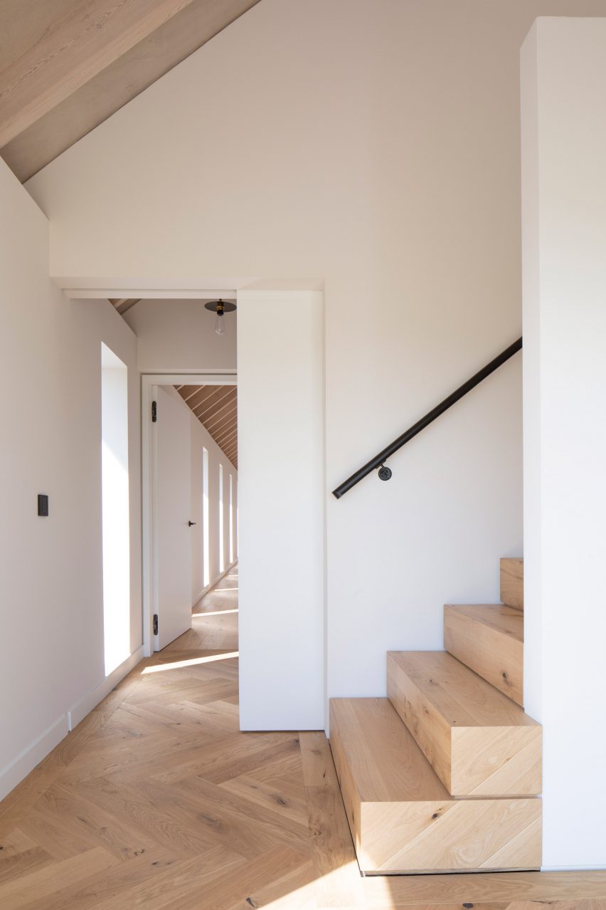 Ceangal House is a home in Scotland that was designed by Loader Monteith